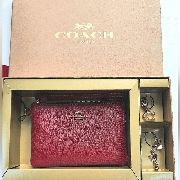 COACH Red Leather Corner Zip Wristlet & 2 Charms in Boxed Gift Set NWT - Picture 1 of 7